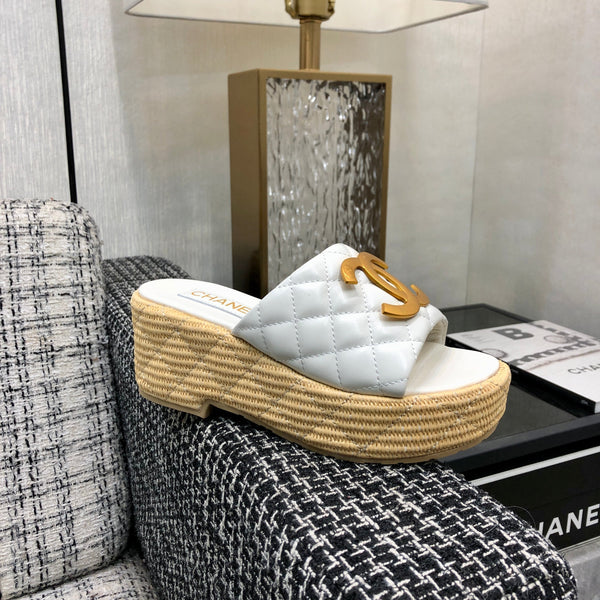 PANTOFOLE CON ZEPPA E SUOLA SPESSA IN PELLE DI AGNELLO BIANCA E GOMMA BEIGE