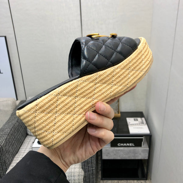 THICK SOLE WEDGE SLIPPERS IN BLACK LAMBSKIN AND BEIGE RUBBER