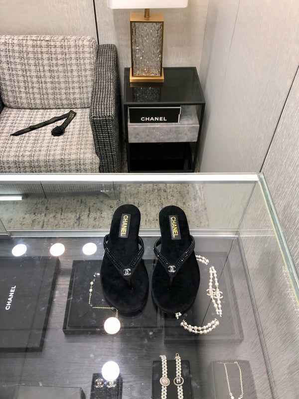 INFRADITO IN CAMOSCIO NERO CON CRISTALLI