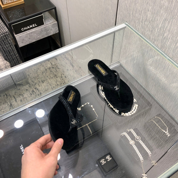 INFRADITO IN CAMOSCIO NERO CON CRISTALLI