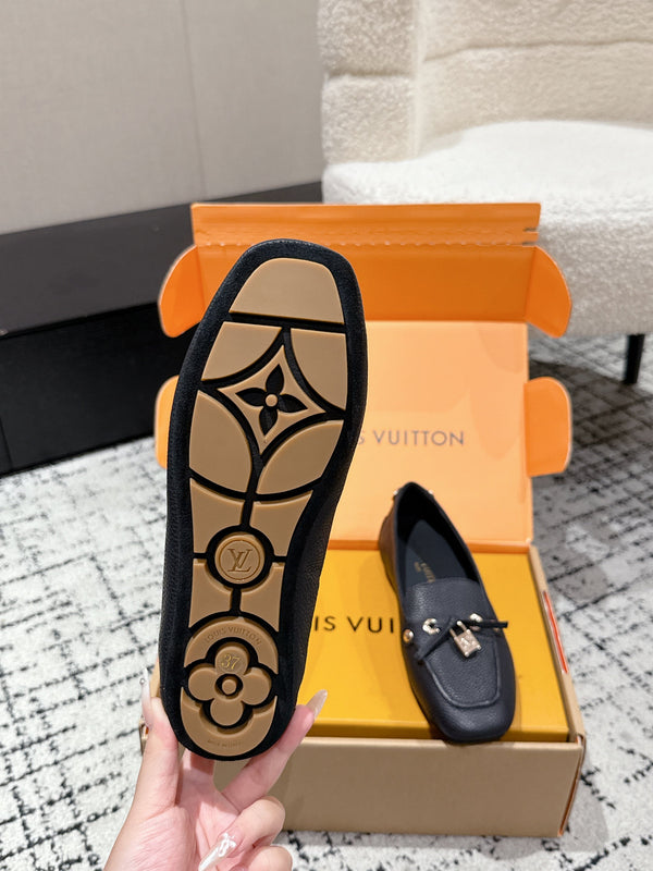 Mocassini con suola piatta LV in pelle di vacchetta nera 383377