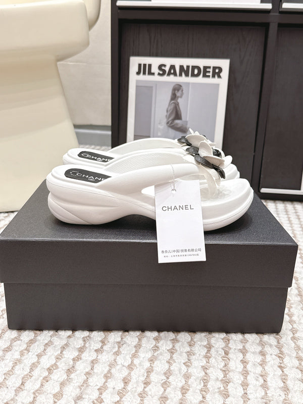 CC 26SS Thong Sandals Black White Leather 721683