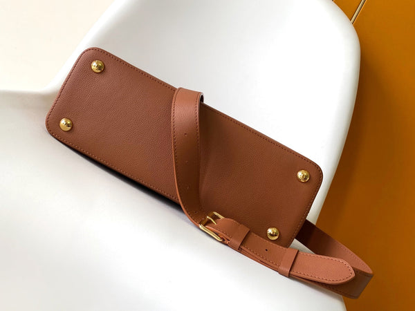 CAPUCINES GM 33CM BROWN GOLD TAURILLON LEATHER 252019