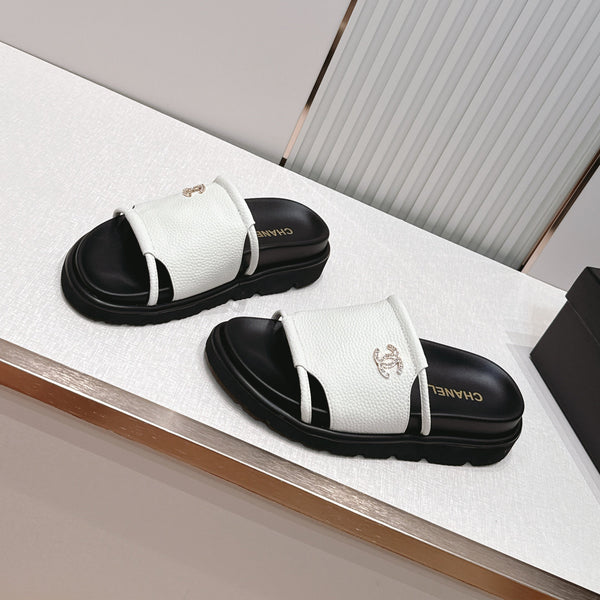 CC Flat Slip-on Sandals White Grain Leather 798336