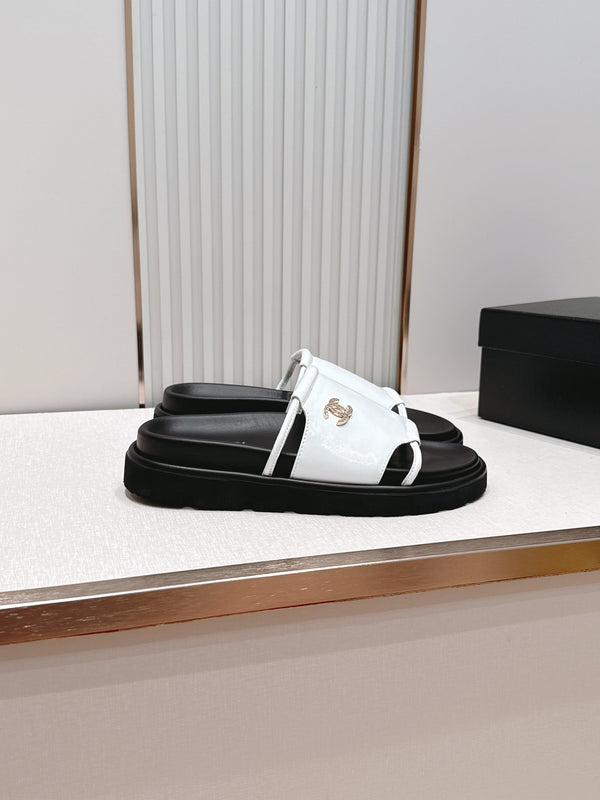 CC Flat Slip-on Sandals White Glossy Leather 798342