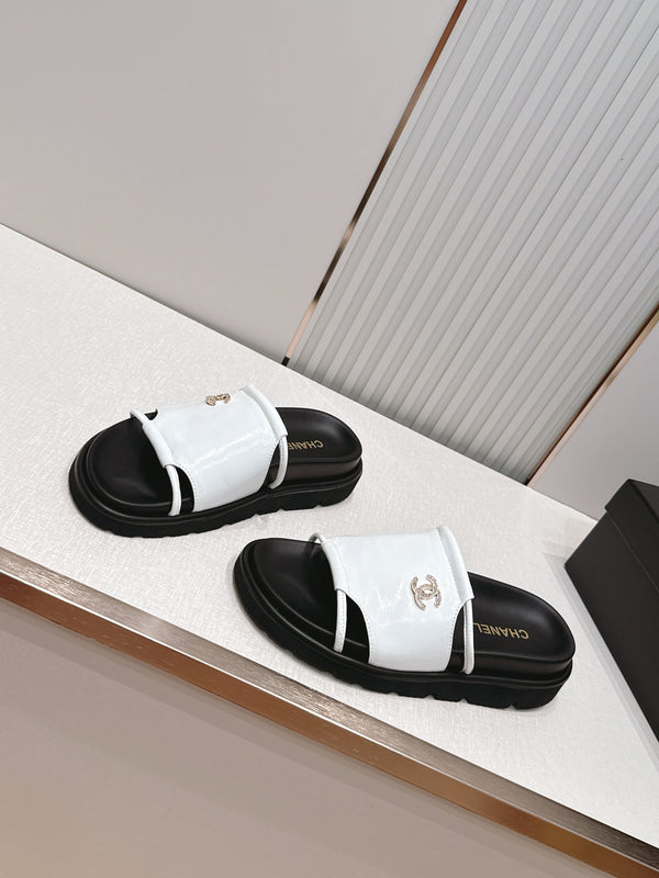 CC Flat Slip-on Sandals White Glossy Leather 798342