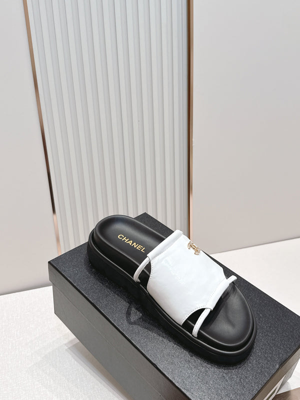CC Flat Slip-on Sandals White Glossy Leather 798342