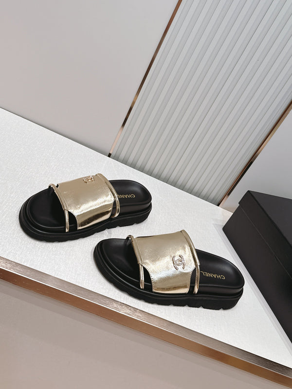 CC Flat Slip-on Sandals Gold Glossy Leather 798339