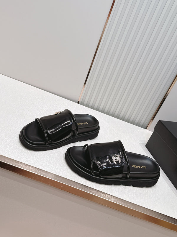 CC Flat Slip-on Sandals Black Glossy Leather 798341