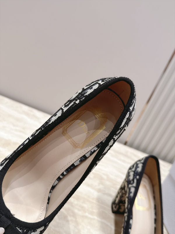 CD 26s Block Heel Pumps 7cm White Black Oblique Canvas 121657