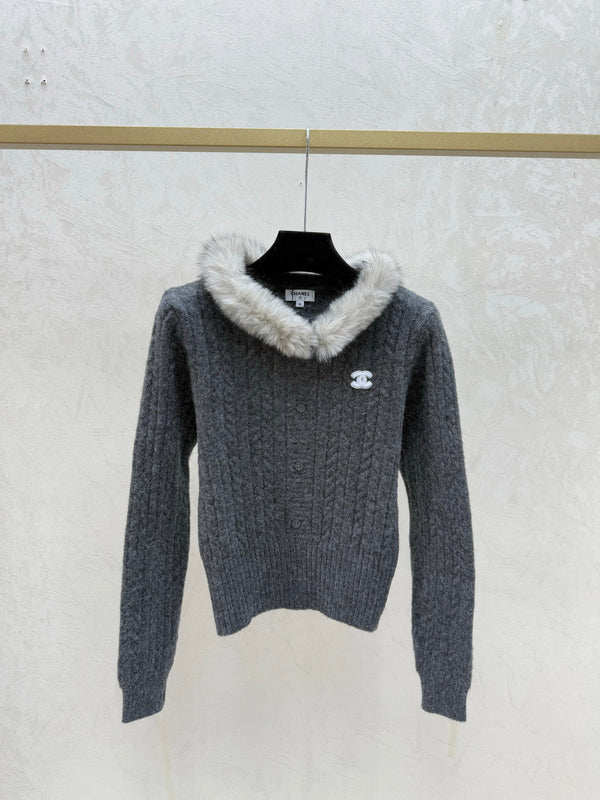 Chanel Cardigan à capuche en maille orné de plumes, manches longues, Laine, 2025 Réf. 716356