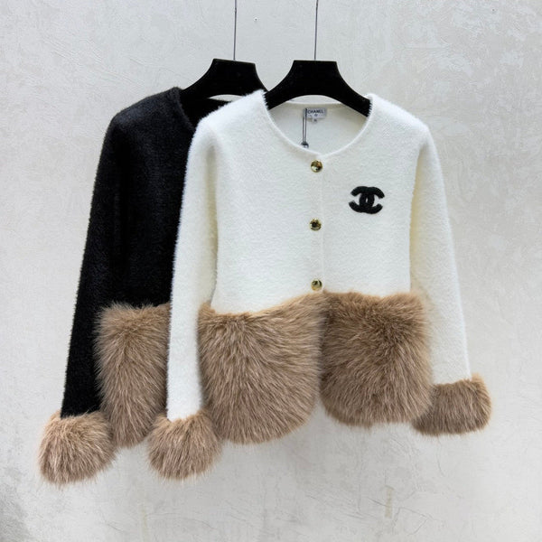 Cardigan Chanel 2025 en laine blanche et noire bordé de fausse fourrure