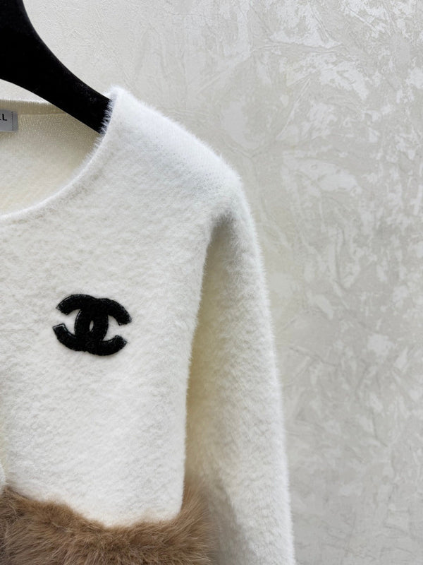 Cardigan Chanel 2025 en laine blanche et noire bordé de fausse fourrure