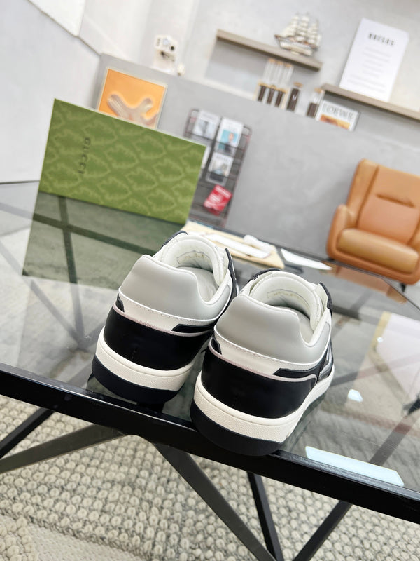 Sneaker da uomo GG in pelle di vacchetta bianca e nera 525902