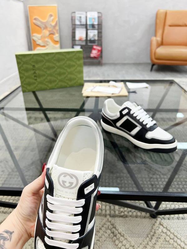 Sneaker da uomo GG in pelle di vacchetta bianca e nera 525902