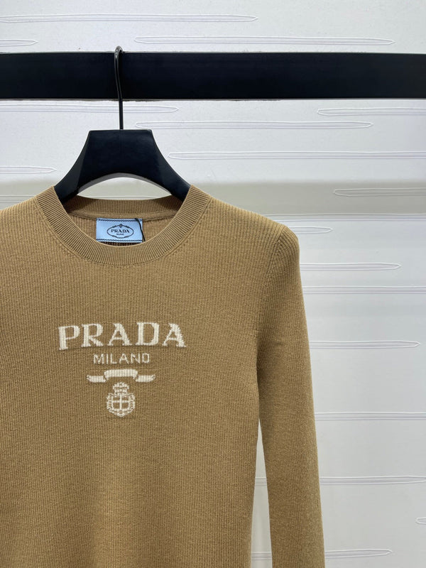 Pull Prada en laine intarsia avec logo, en laine camel 351032