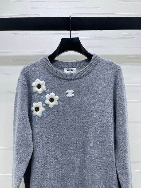 Pull gris à motifs floraux Chanel brodé 340998