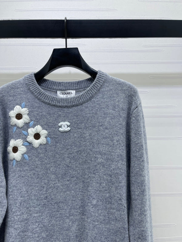 Pull gris à motifs floraux Chanel brodé 340998