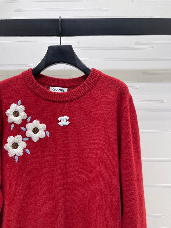 Pull rouge en maille Chanel à motifs floraux brodés 340997
