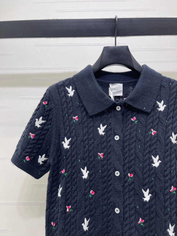 CD SS26 Polo en maille brodé oiseau rose marine cachemire 351083