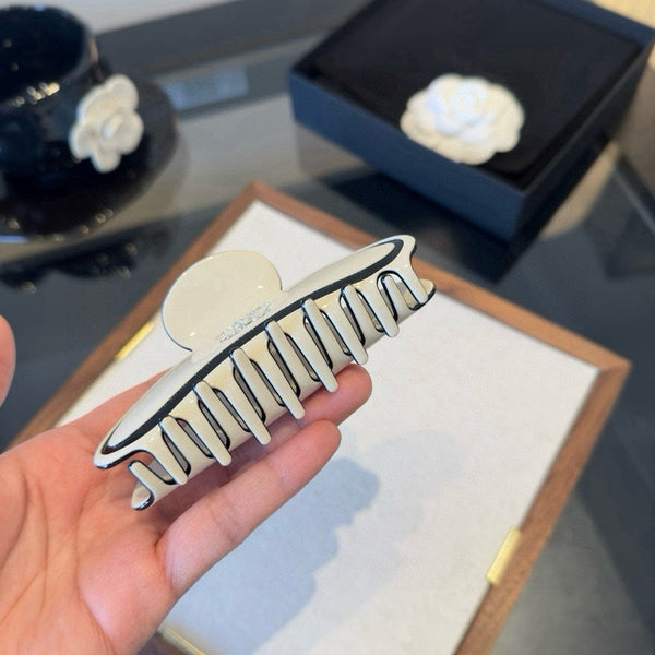 CC 26s White Claw Hair Clip 275575