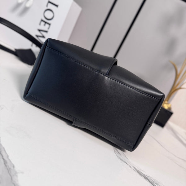 Loew Medium Bilbao Bucket Black Smooth Calfskin 289316