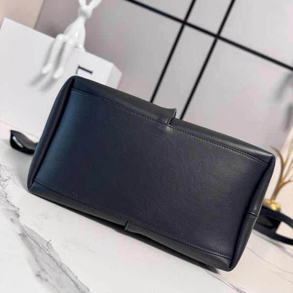 Loew Large Bilbao Bucket Black Smooth Calfskin 289322