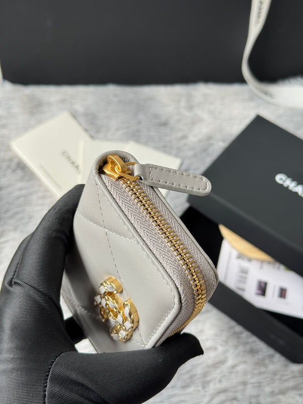 CC 19 Quilted Zipper Coin Purse Gray Gold-Tone Sheepskin 242802