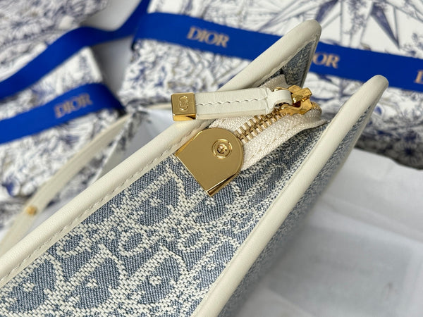 CD 30 Montaigne Dea Pouch 26cm White Blue Jacquard 258615