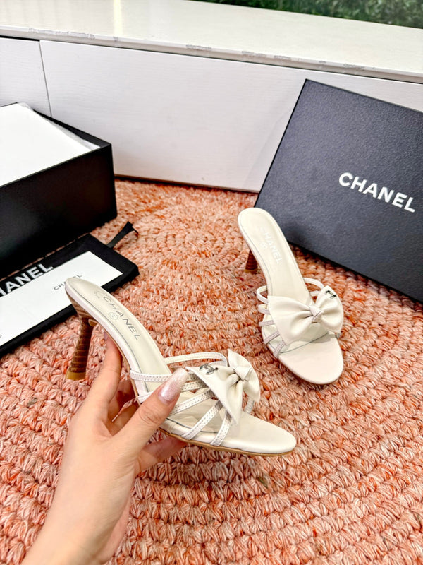 CC 26s Bow Heels Sandals White Sheepskin 703670