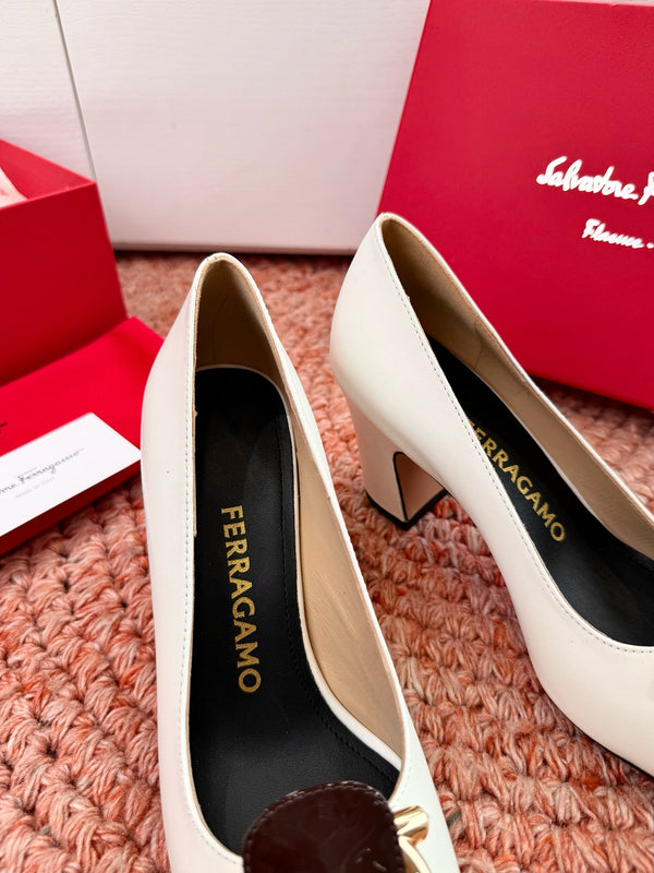 Ferragamo Gancini Pumps Black White Lambskin 760465