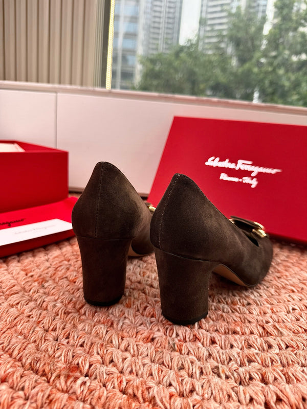 Ferragamo Gancini Pumps Dark Brown Suede 760467