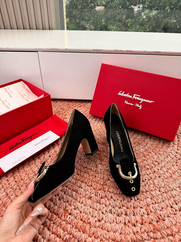 Ferragamo Gancini Pumps Black Suede 760468