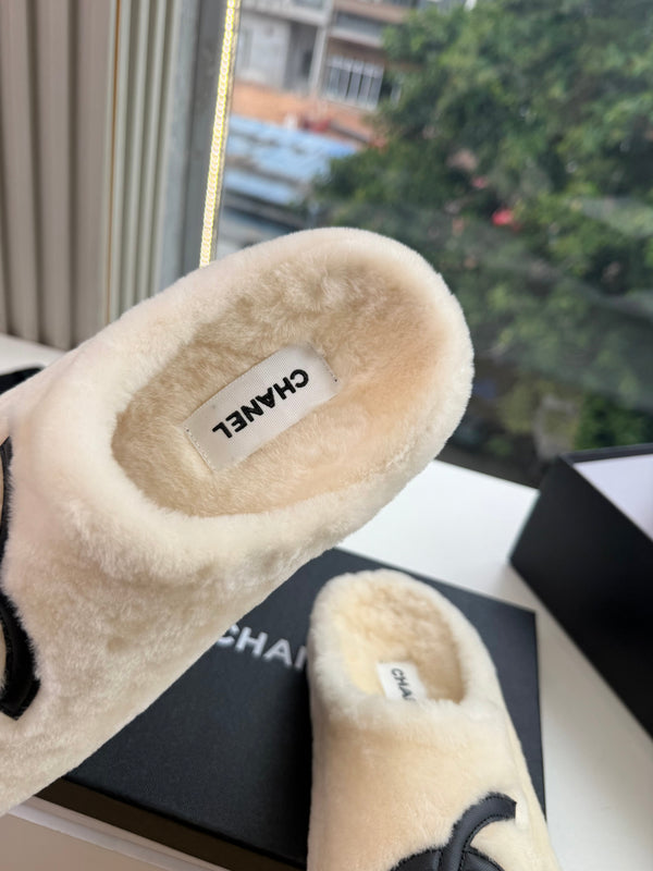 CC 26s Mules White Shearling 967544