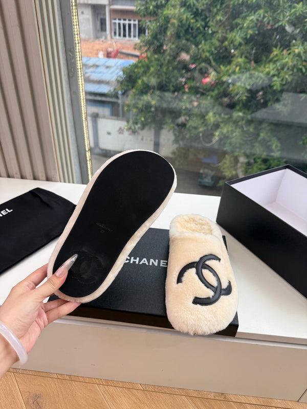 CC 26s Mules White Shearling 967544