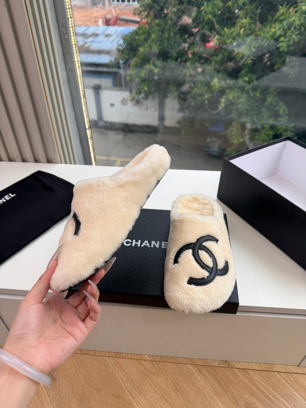 CC 26s Mules White Shearling 967544