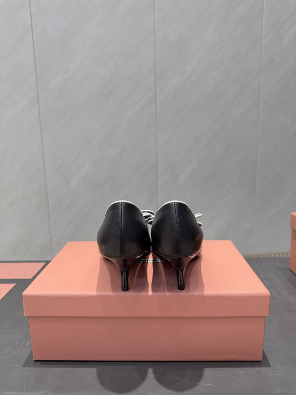 Miu 26s Pointed Toe Pumps 55mm In Black And White Calfskin With Bow