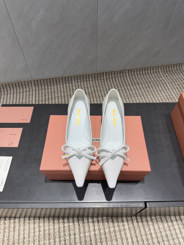 Miu 26s Pointed Toe Pumps 55mm In White Calfskin With Bow