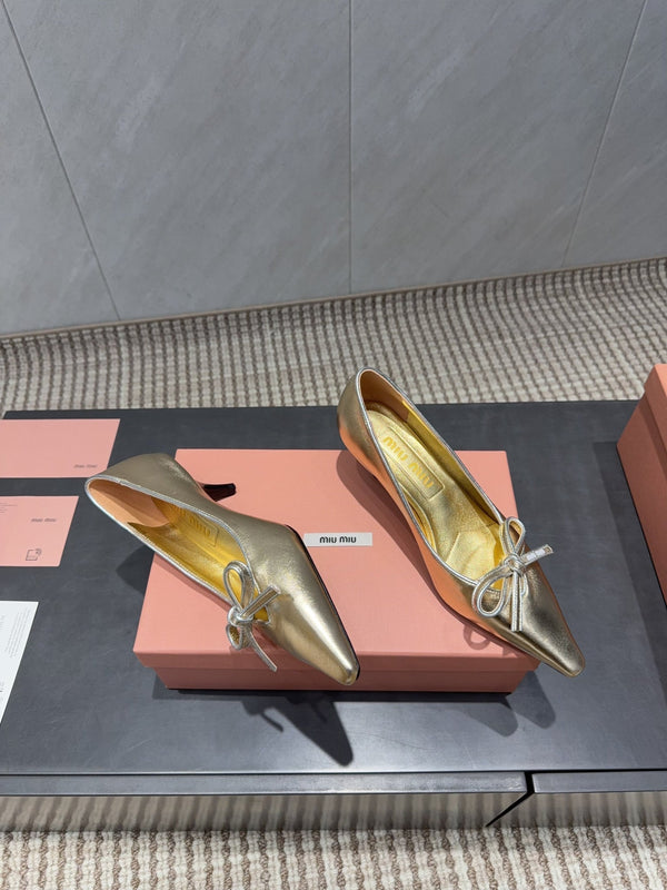 Miu 26s Pointed Toe Pumps 55mm In Gold Calfskin With Bow