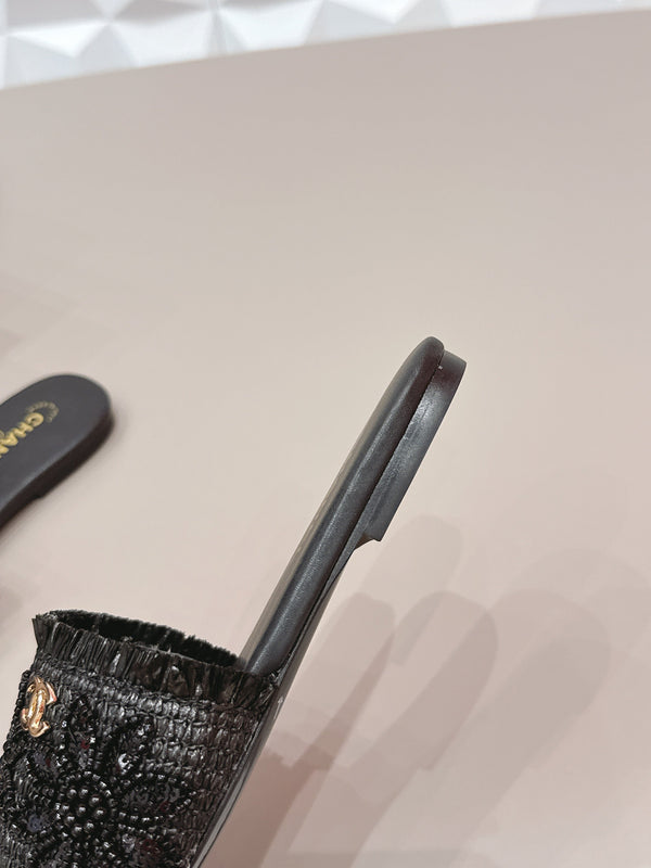 Sandales plates CC 26s en paille noire et cuir 613263