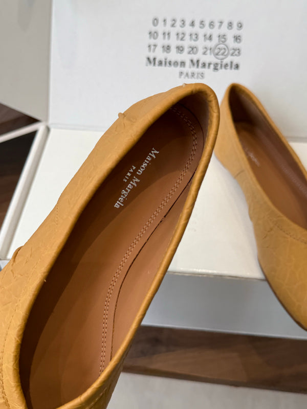MM Split Toe Flat Heel Brown Textured Leather 890030