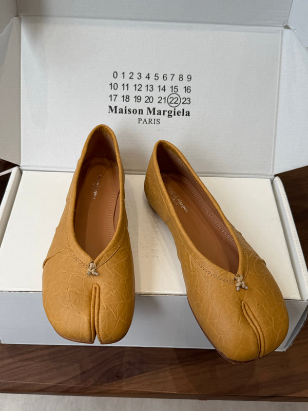 MM Split Toe Flat Heel Brown Textured Leather 890030