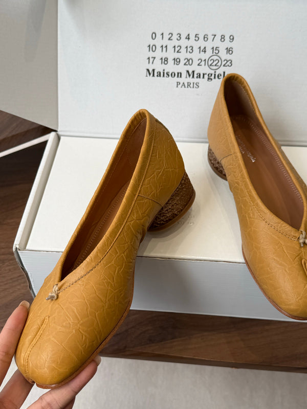 MM Split Toe Low Heel 3cm Tan Textured Leather 890032