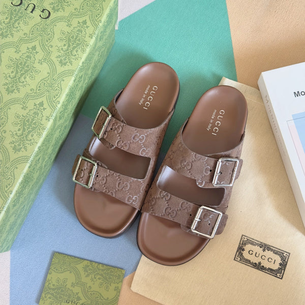 Sandali da uomo GG Slide in pelle scamosciata goffrata marrone 595716
