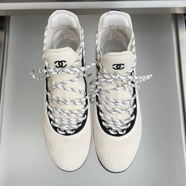 CC 26s Métiers d’art 2026 Sneakers White Suede Fibers 869409
