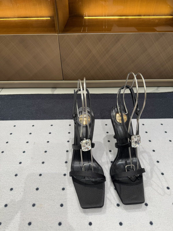 SANDALI CON TACCO ALTO IN SETA NERA CON CINTURINI E GIOIELLO ATTACCATO