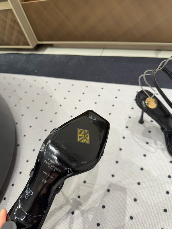 SANDALI CON TACCO ALTO IN SETA NERA CON CINTURINI E GIOIELLO ATTACCATO