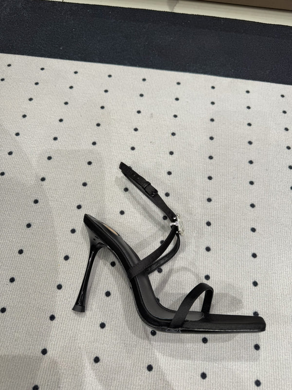 SANDALI CON TACCO ALTO IN SETA NERA CON CINTURINI E GIOIELLO ATTACCATO