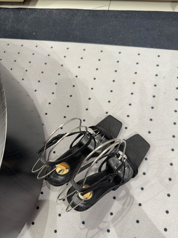 SANDALI CON TACCO ALTO IN SETA NERA CON CINTURINI E GIOIELLO ATTACCATO