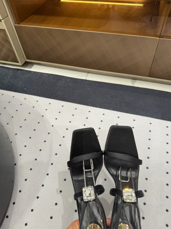 SANDALI CON TACCO ALTO IN SETA NERA CON CINTURINI E GIOIELLO ATTACCATO